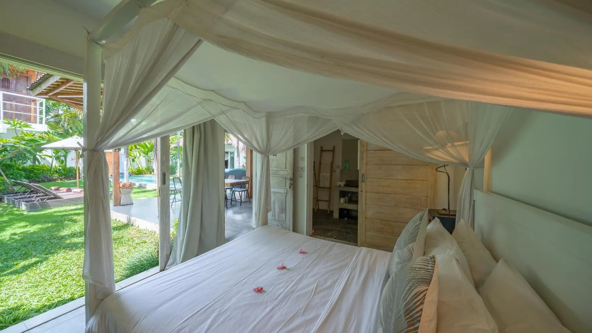Villa Palm Tree - Huge 4Bd Villa Center Seminyak Indonesia