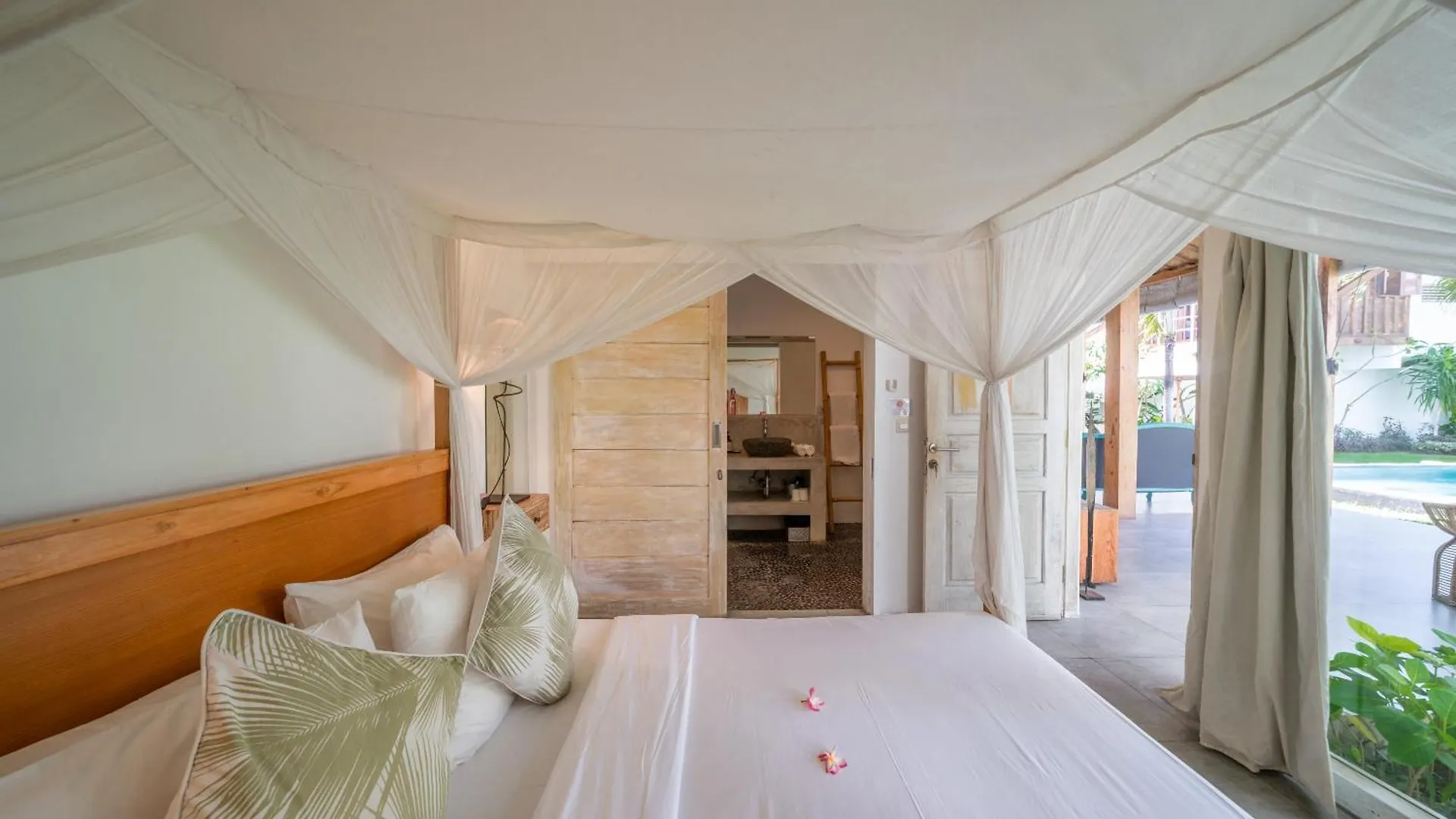 Villa Palm Tree - Huge 4Bd Villa Center Seminyak
