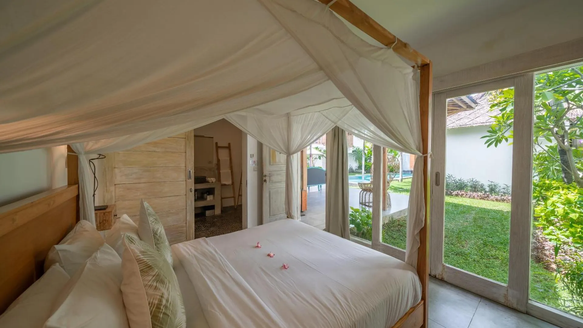 Villa Palm Tree - Huge 4Bd Villa Center Seminyak